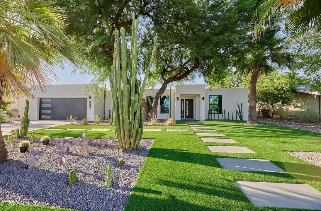 5324 E Hillery Dr in Scottsdale, AZ - Building Photo