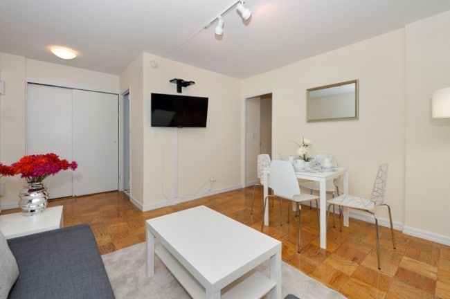 279 E 44th St-Unit -7-N in New York, NY - Building Photo - Building Photo