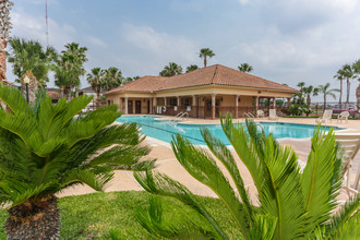 El Pueblo Dorado Apartments in Pharr, TX - Foto de edificio - Building Photo