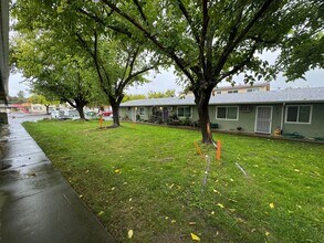 6426 Benning St in Orangevale, CA - Foto de edificio - Building Photo