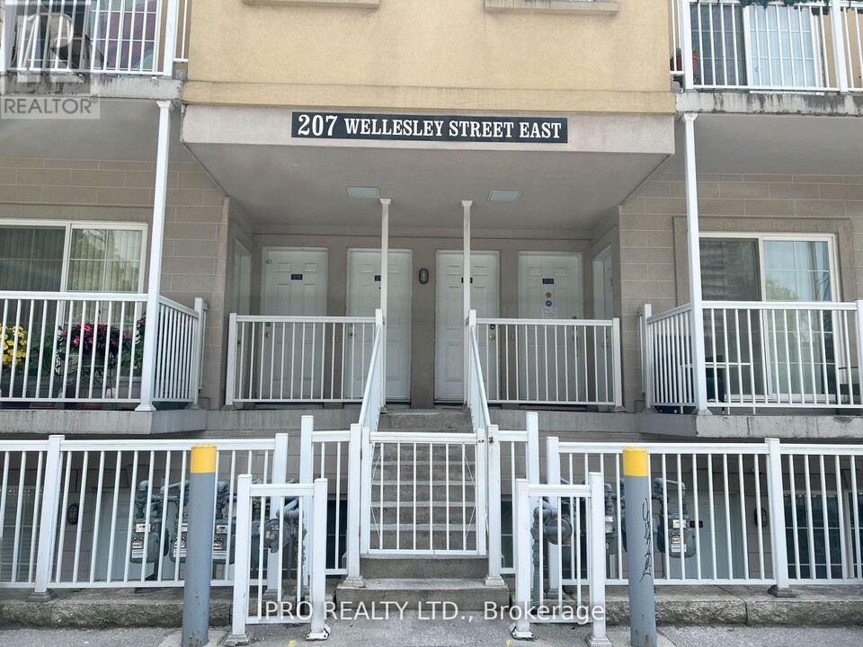 207-207 Wellesley St E in Toronto, ON - Building Photo