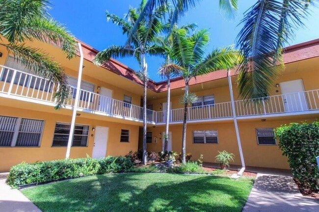 240 Croton Ave in Lantana, FL - Building Photo - Building Photo