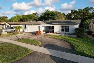 8250 Southampton Dr in Miramar, FL - Building Photo