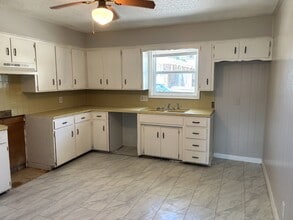 2027 S Ingram Mill Rd in Springfield, MO - Building Photo - Building Photo