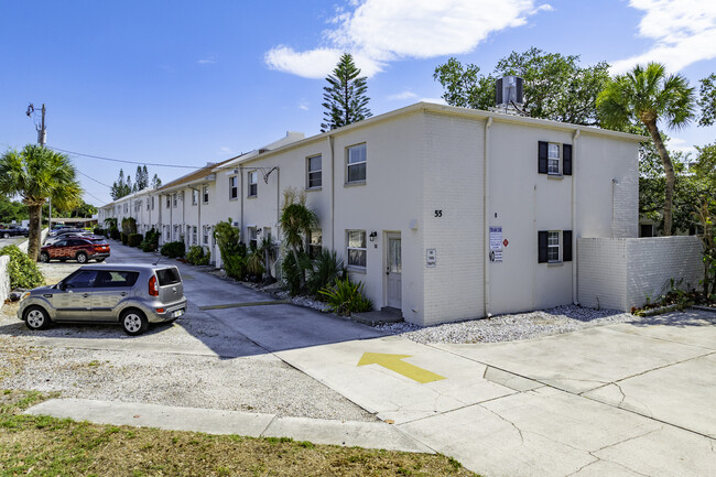 Hampton Court Condos in Merritt Island, FL - Building Photo - Building Photo