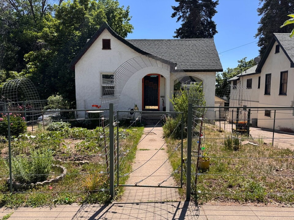 235 S Pine St in Susanville, CA - Building Photo