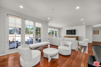 10555 Ashton Ave in Los Angeles, CA - Building Photo - Building Photo