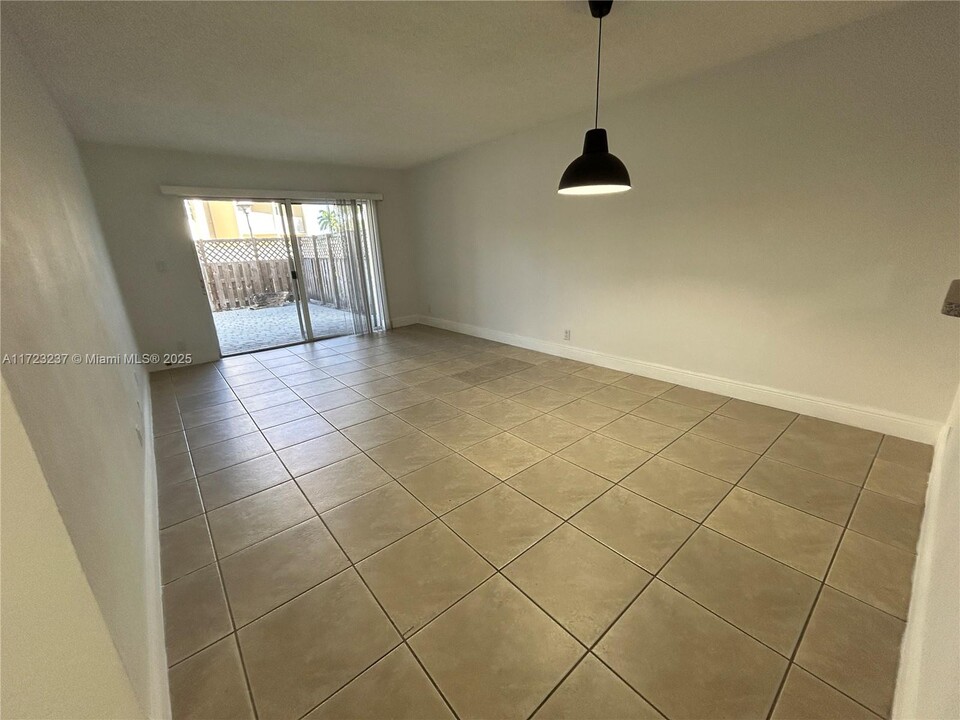 5201 Geneva Way, Unit 113 in Doral, FL - Building Photo