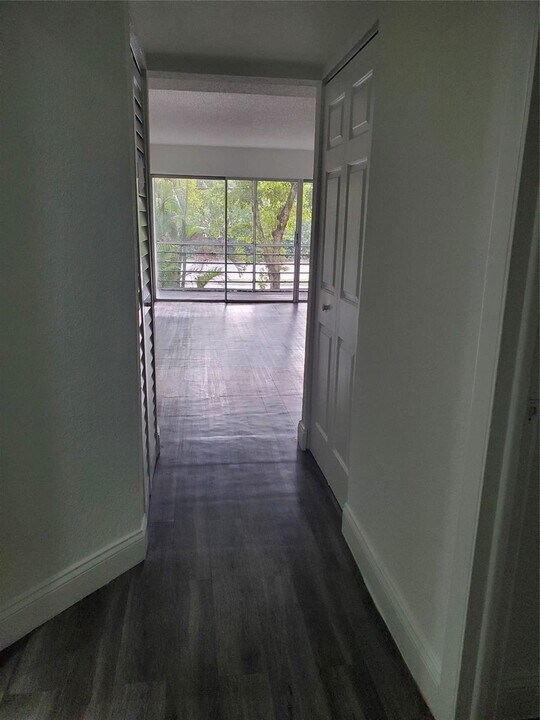 4205 N University Dr, Unit 211 in Sunrise, FL - Building Photo