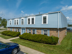 Foxboro Arms in West Carrollton, OH - Building Photo - Building Photo