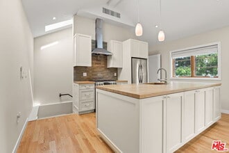 652 Kensington Rd in Santa Monica, CA - Building Photo - Building Photo