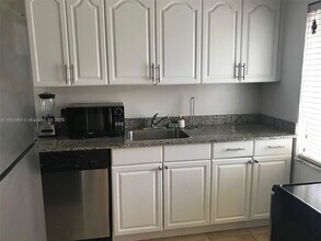 516 SW 10th St in Miami, FL - Building Photo - Building Photo