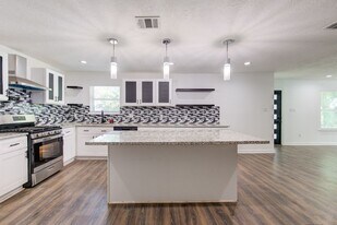 5906 Hilary St in Houston, TX - Building Photo