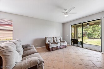 12154 Country Day Cir in Ft. Myers, FL - Foto de edificio - Building Photo