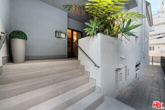 125 S Elm Dr in Beverly Hills, CA - Foto de edificio - Building Photo