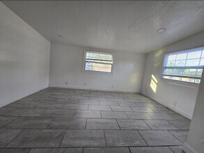 712 S Clyde Ave in Kissimmee, FL - Foto de edificio - Building Photo