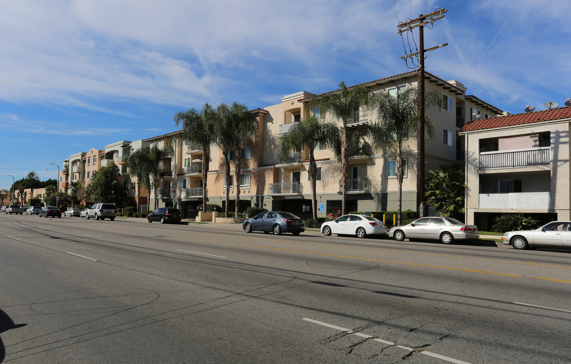 Sherman Way Villas in Van Nuys, CA - Building Photo