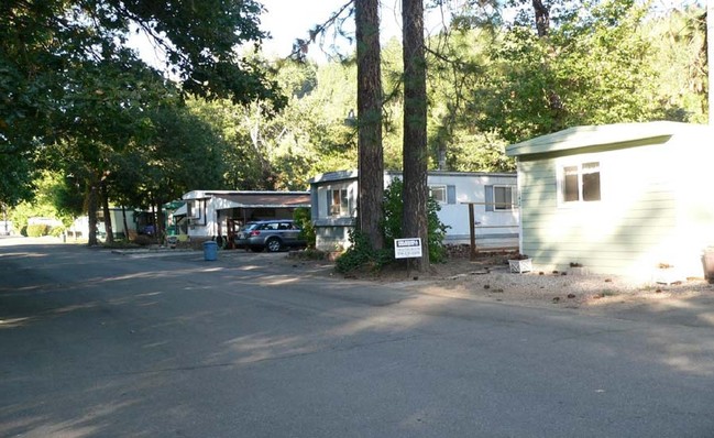 River Wood Mobile Estates in Dunsmuir, CA - Building Photo - Building Photo