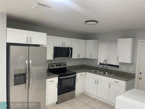 501 NE 37th St-Unit -2 in Pompano Beach, FL - Building Photo - Building Photo