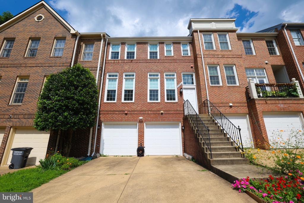 20654 Sound Terrace in Sterling, VA - Building Photo