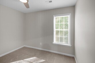 1240 Cross Creek Cir in Greenville, NC - Building Photo - Building Photo