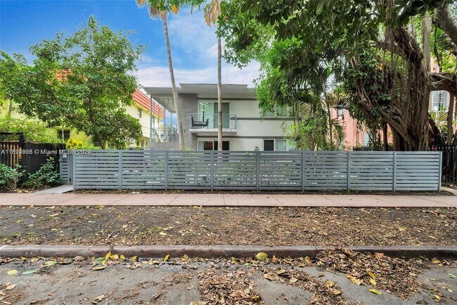 740 Meridian Ave in Miami Beach, FL - Building Photo - Building Photo