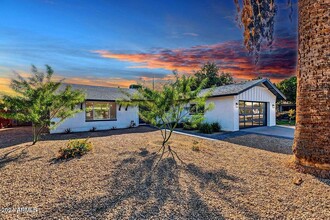 8537 E Pasadena Ave in Scottsdale, AZ - Foto de edificio - Building Photo