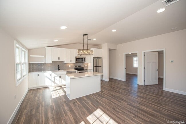 1090 New York Ave in Huntington Station, NY - Building Photo - Building Photo