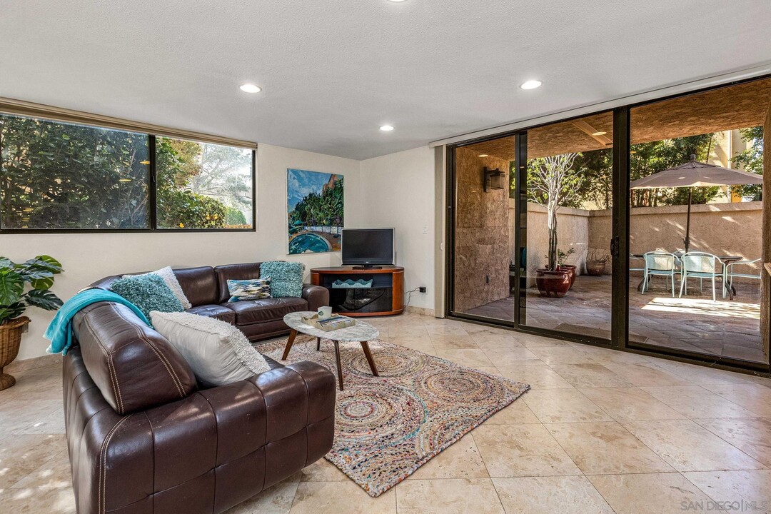2420 Torrey Pines Rd in San Diego, CA - Building Photo