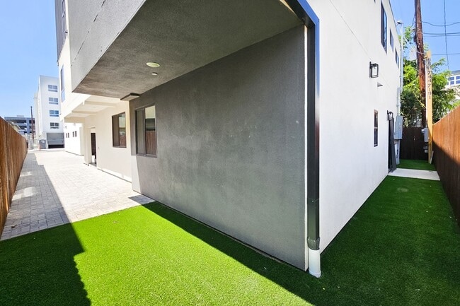 1330 Tamarind Ave in Los Angeles, CA - Building Photo - Building Photo