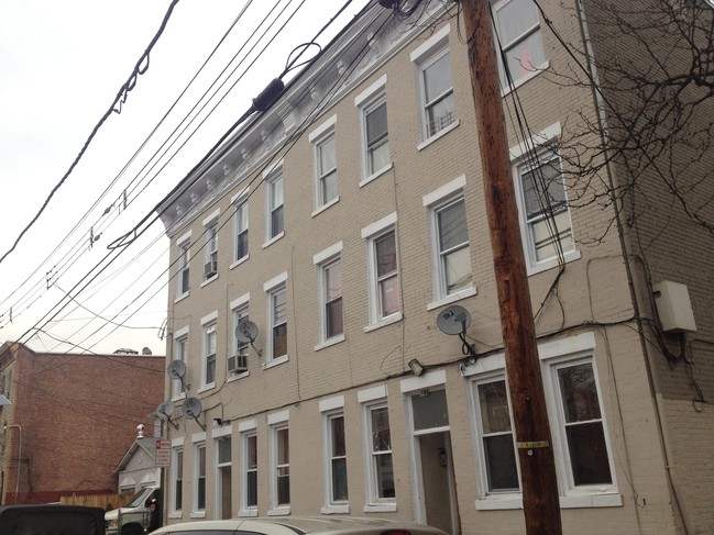 146-148 3rd St in Passaic, NJ - Foto de edificio - Building Photo