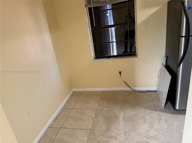 2335 NE 172nd St in North Miami Beach, FL - Building Photo - Building Photo