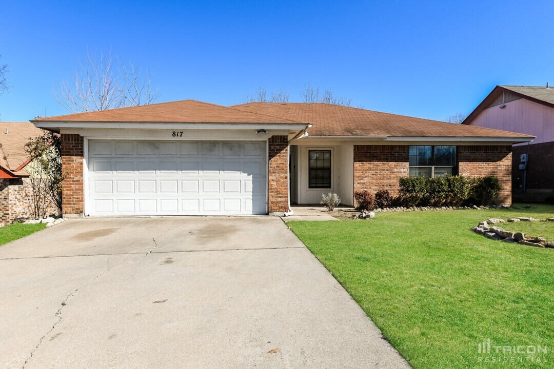 817 Arcadia St in Saginaw, TX - Building Photo