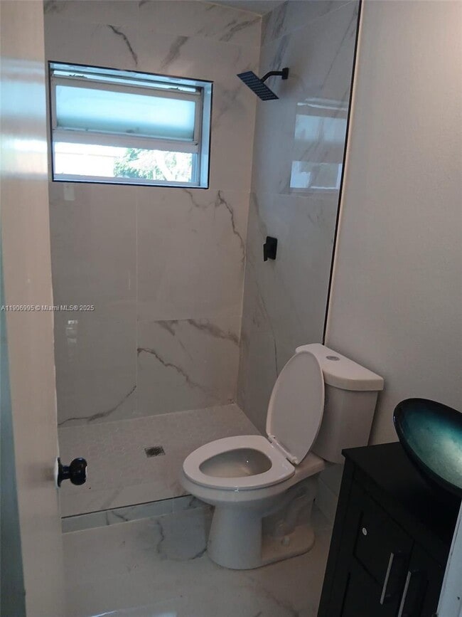 560 NW 188th St in Miami, FL - Building Photo - Building Photo