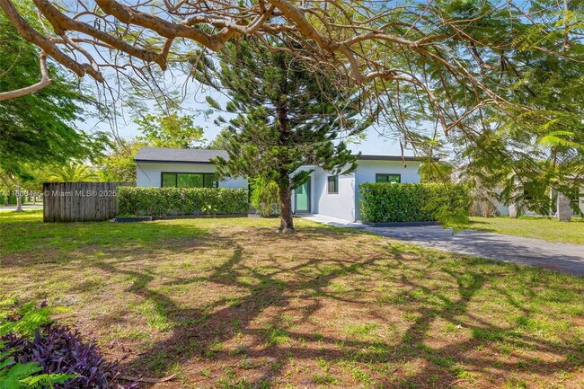 1998 NE 180th St in North Miami Beach, FL - Building Photo - Building Photo