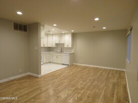 18547 Collins St in Los Angeles, CA - Building Photo