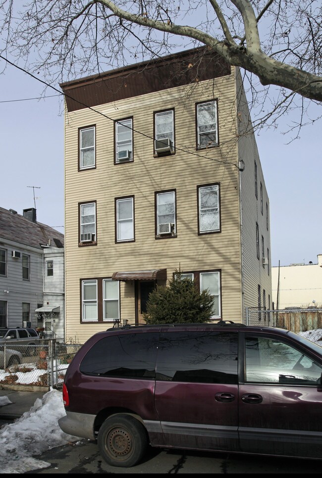66 Roosevelt Ave in Jersey City, NJ - Foto de edificio - Building Photo