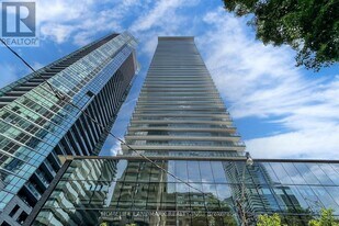 33 Charles St E in Toronto, ON - Building Photo