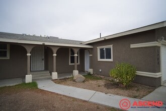 4900 Magic Ave in Bakersfield, CA - Building Photo - Building Photo