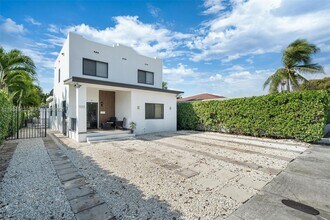 920 SW 9th St in Miami, FL - Foto de edificio - Building Photo