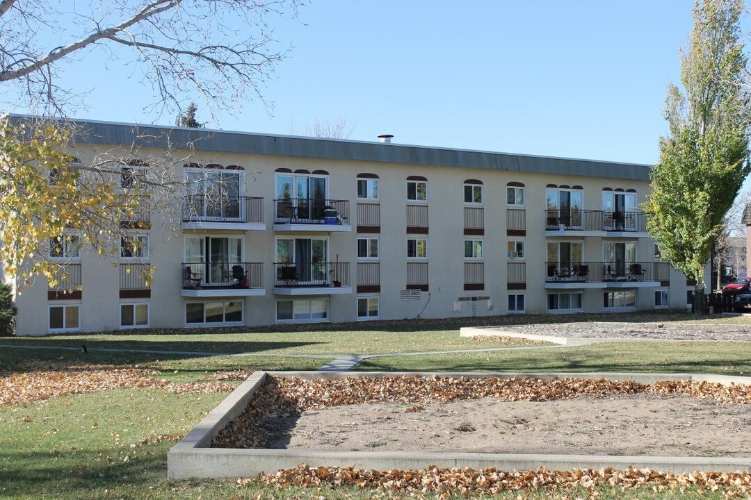 Scenic Heights in Lethbridge, AB - Building Photo