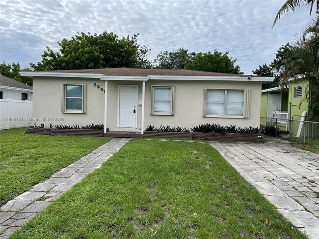 2450 Hayes St in Hollywood, FL - Building Photo - Building Photo
