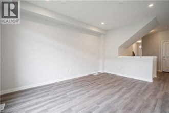 4552 Portage Rd in Niagara Falls, ON - Foto de edificio - Building Photo