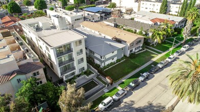 1063 S Wooster St in Los Angeles, CA - Building Photo - Building Photo