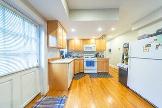 1720 Beacon St, Unit 1 in Brookline, MA - Foto de edificio - Building Photo