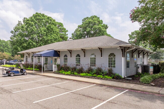 Grafton Station Apartments in Yorktown, VA - Foto de edificio - Building Photo