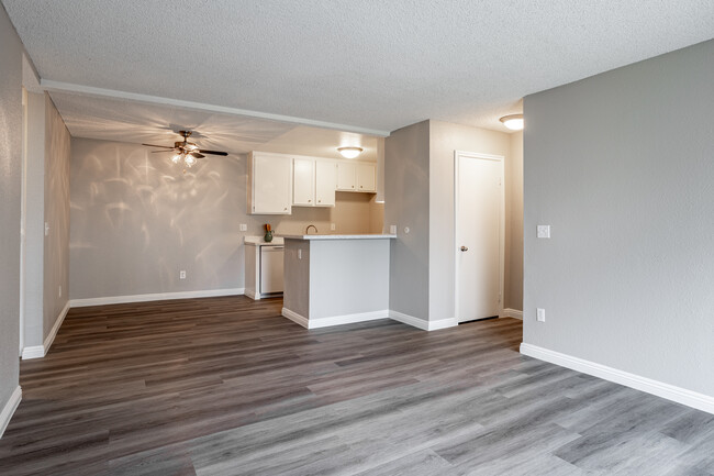 PINE MEADOWS in Anaheim, CA - Foto de edificio - Interior Photo