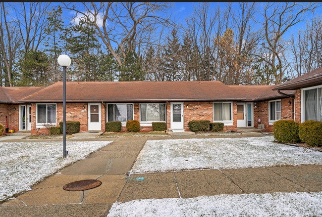 Masonic Estates in Warren, MI - Building Photo - Building Photo