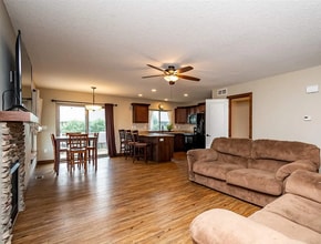 930 Stinocher St in Solon, IA - Foto de edificio - Building Photo