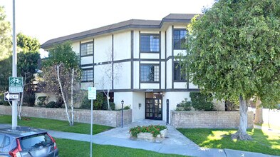 5310 Circle Dr, Unit 110 in Sherman Oaks, CA - Foto de edificio - Building Photo